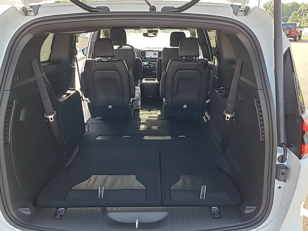 New 2025 Chrysler Pacifica Select FWD image 27