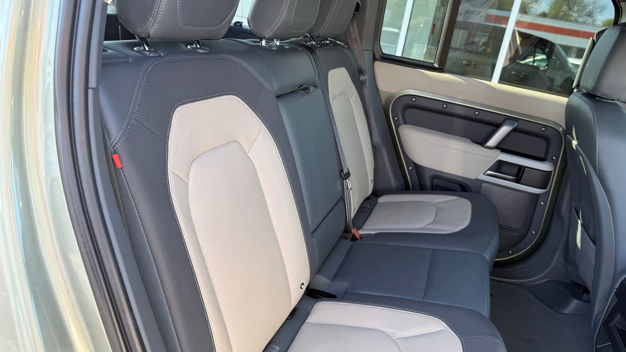 Used 2023 Land Rover Defender 110 X-Dynamic SE image 32