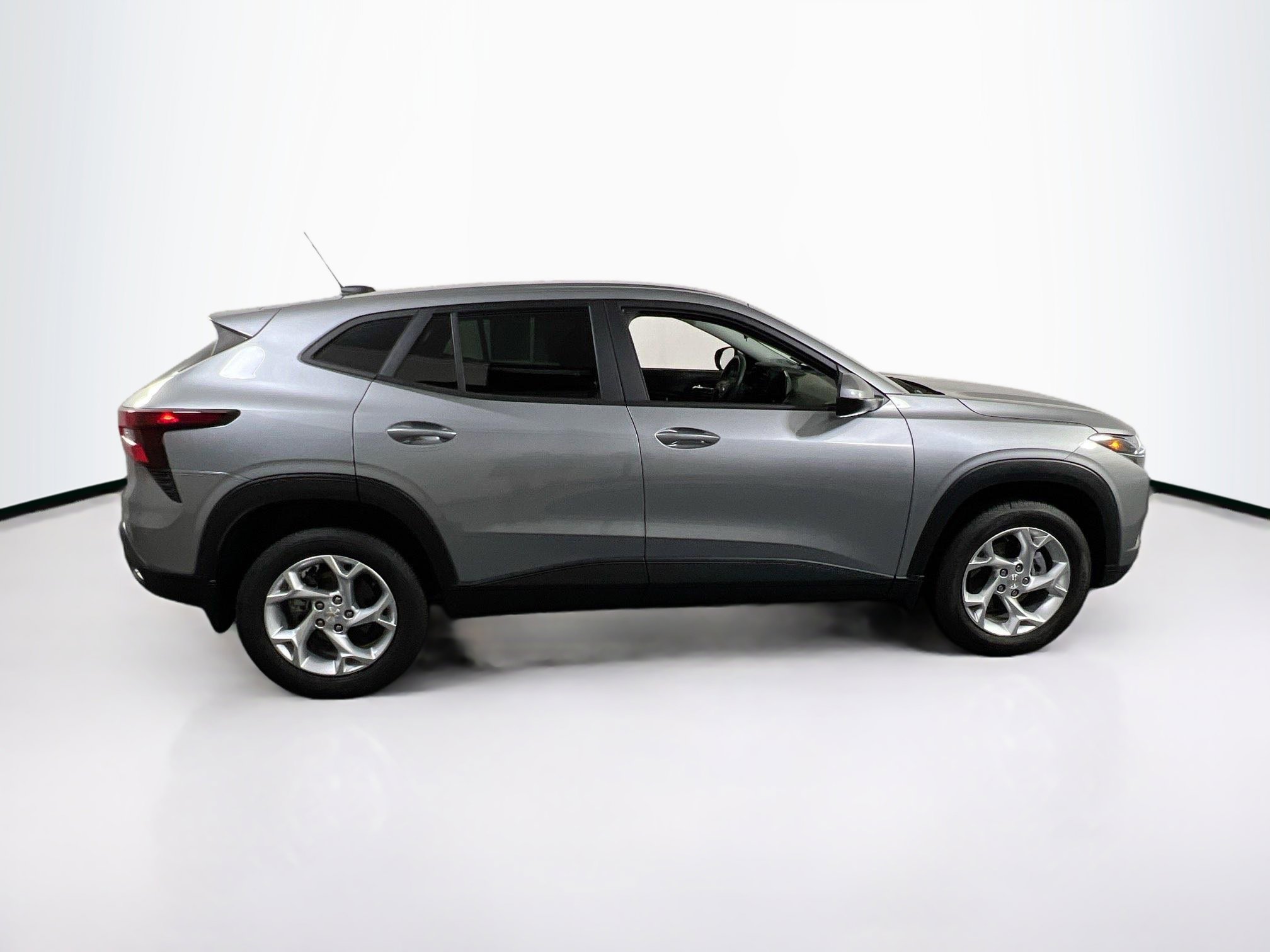 Used 2024 Chevrolet Trax LS w/ LS Convenience Package image 4