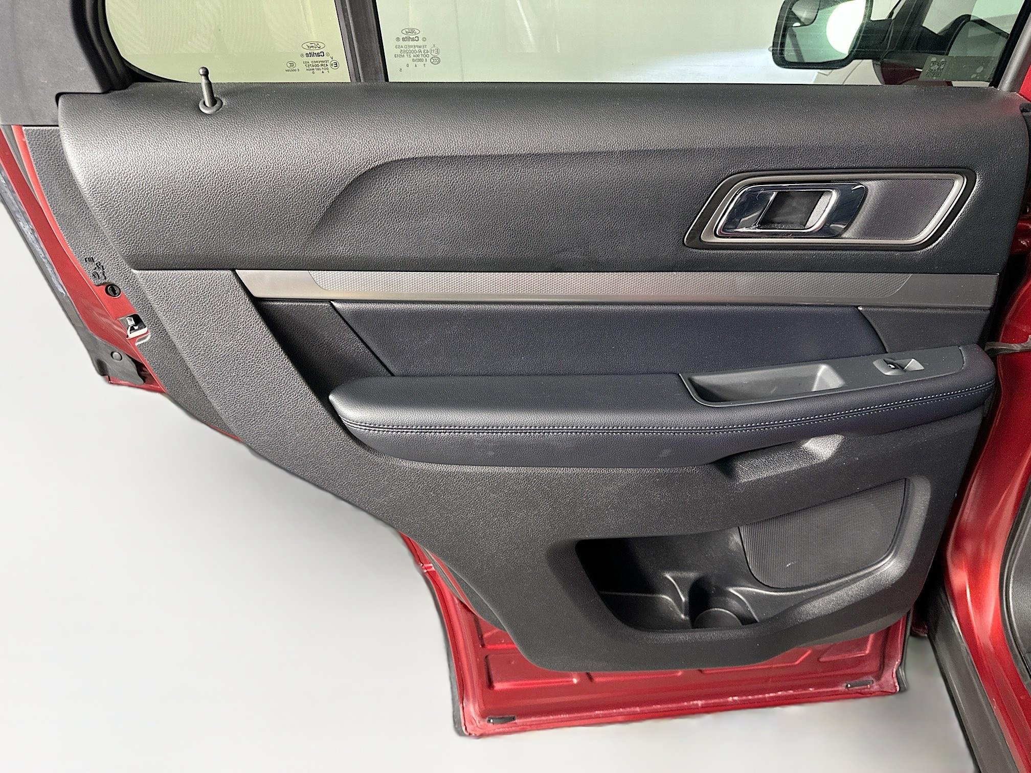 Used 2018 Ford Explorer XLT w/ Equipment Group 202A AWD/4WD image 27
