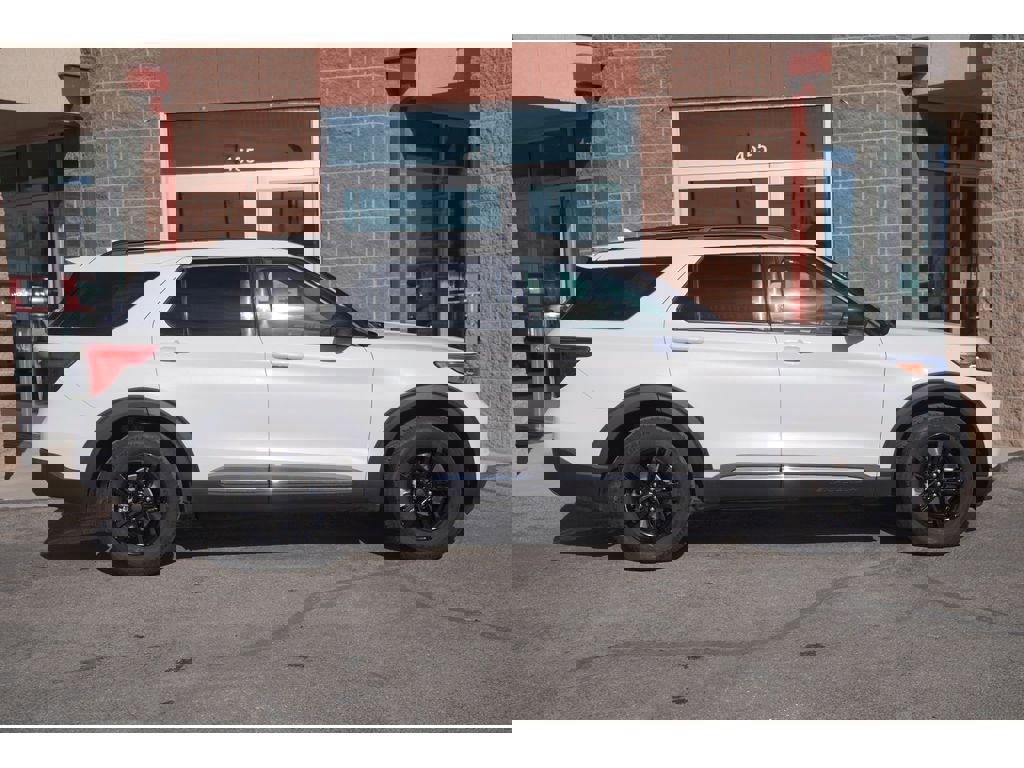 Used 2022 Ford Explorer XLT w/ Equipment Group 202A image 7