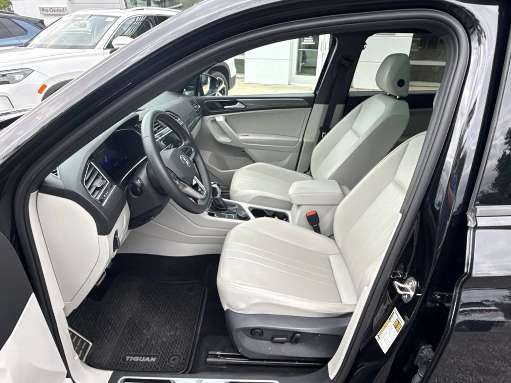 Used 2023 Volkswagen Tiguan SE R-Line AWD/4WD image 11