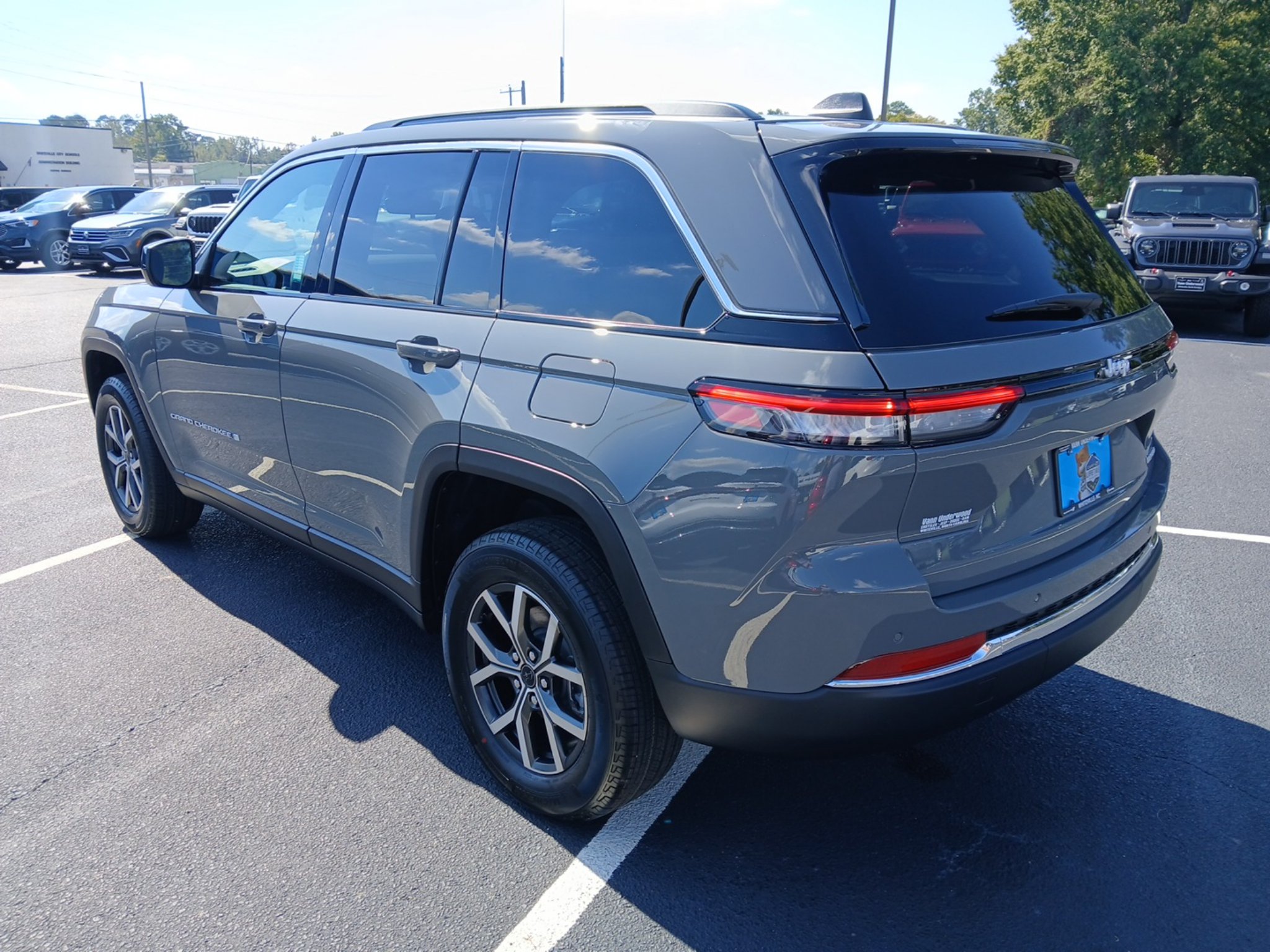 New 2027 Jeep Grand Cherokee Laredo X RWD image 10