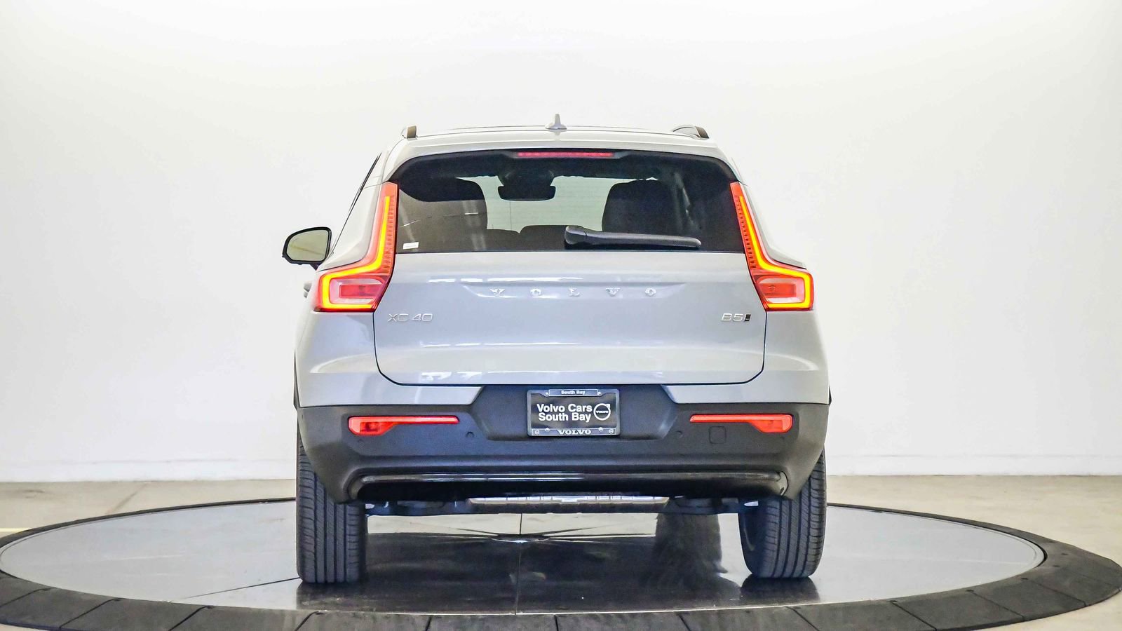 Certified 2025 Volvo XC40 B5 Plus w/ Protection Package Premier image 3