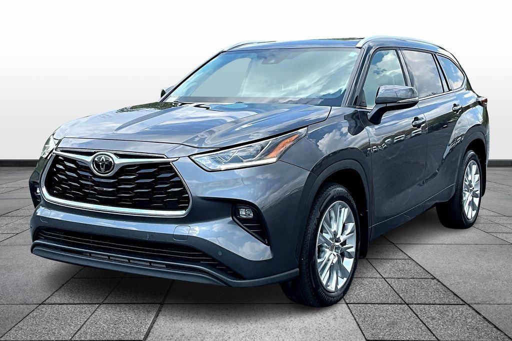 Used 2024 Toyota Highlander Limited image 3