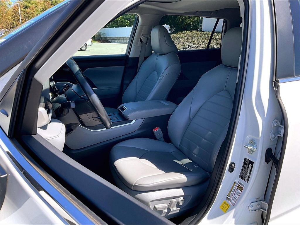 Used 2023 Toyota Highlander XLE AWD/4WD image 10
