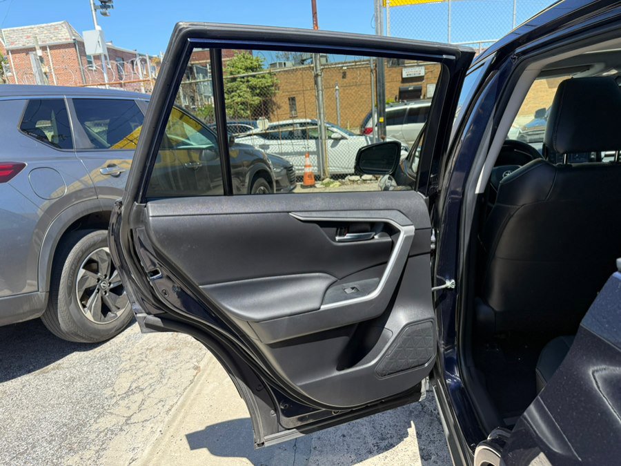 Used 2022 Toyota RAV4 XLE Premium AWD/4WD image 22