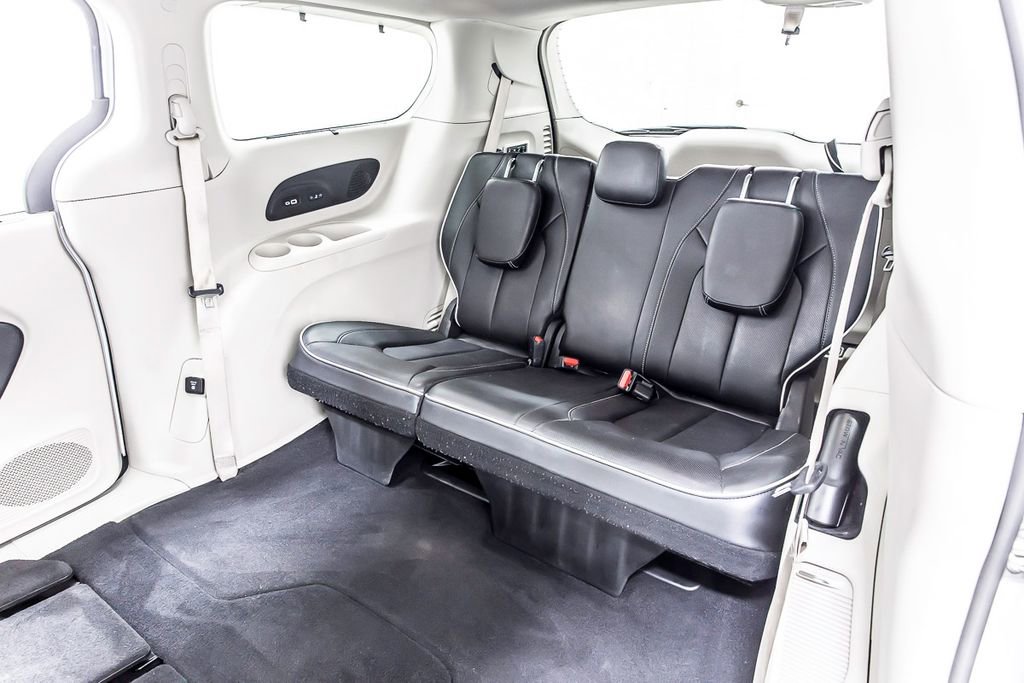 Used 2022 Chrysler Pacifica Limited w/ Uconnect Theater Family Group image 35