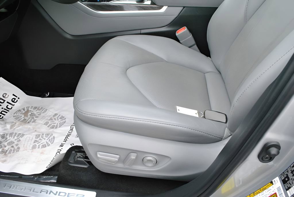 Used 2023 Toyota Highlander Limited image 24