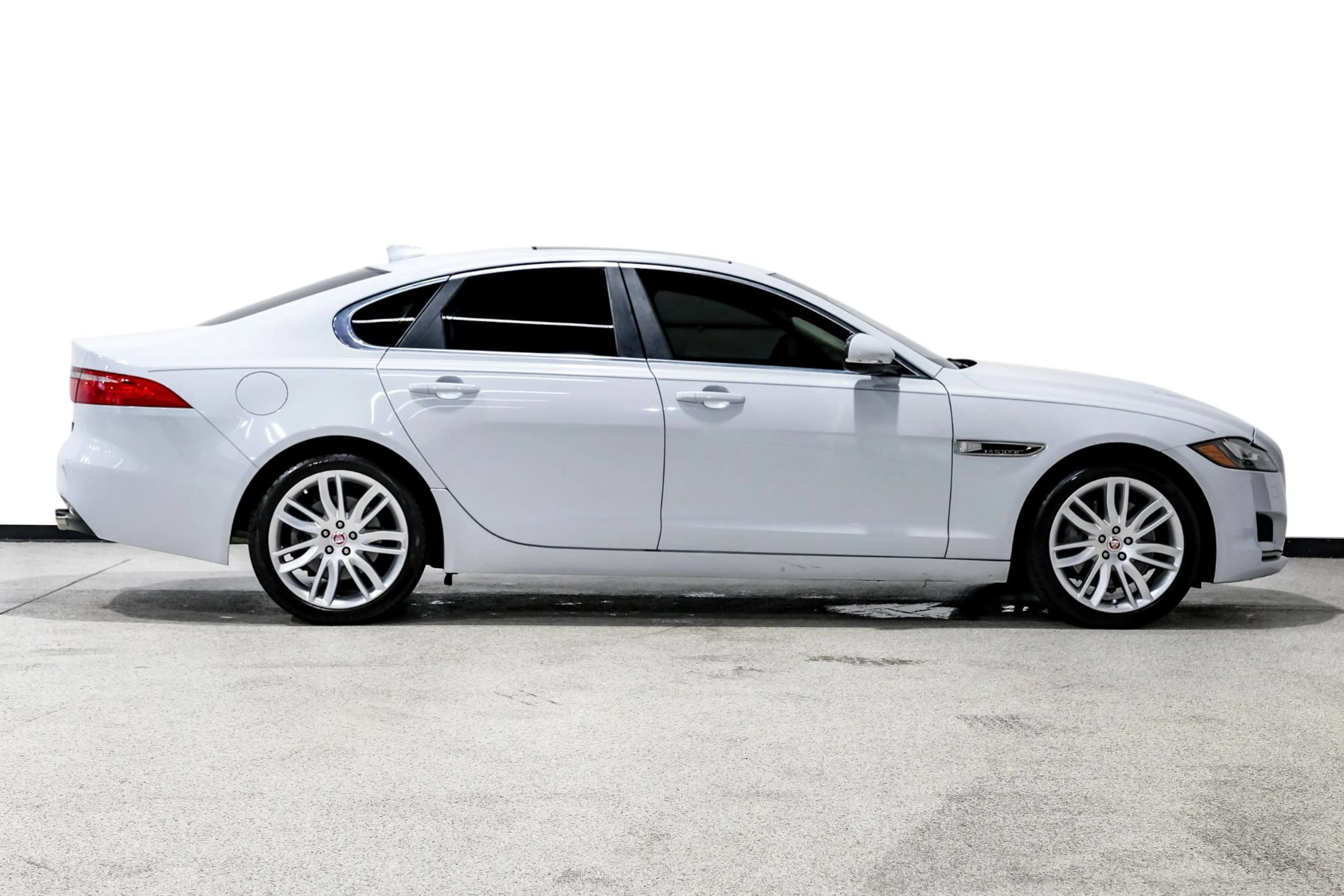 Used 2018 Jaguar XF Portfolio RWD image 5