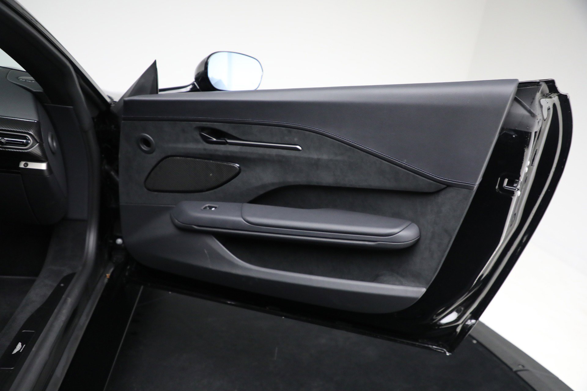 Used 2025 Aston Martin V8 Vantage Coupe image 22