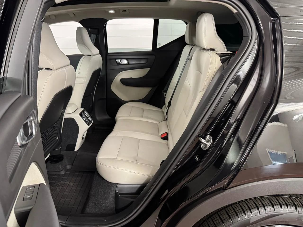 Used 2024 Volvo XC40 B5 Ultimate w/ Climate Package AWD/4WD image 32