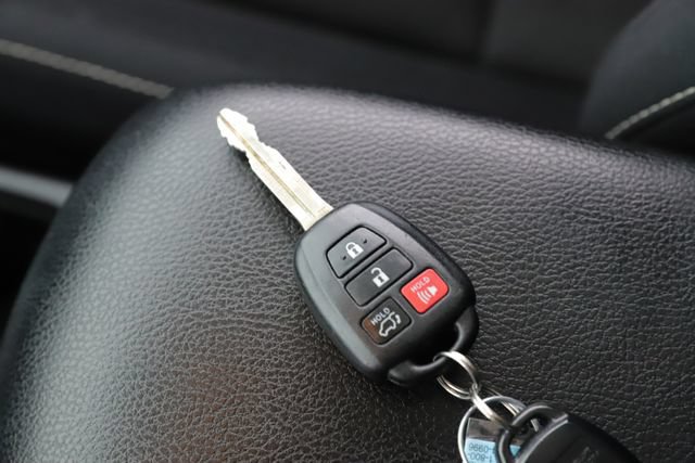 Used 2016 Toyota RAV4 XLE AWD/4WD image 19