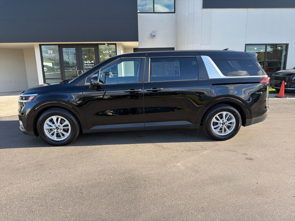 Used 2024 Kia Carnival LX FWD image 2