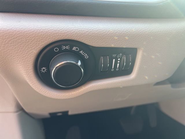 Used 2023 Chrysler Voyager LX image 8