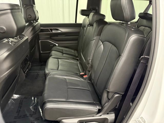 Used 2025 Jeep Wagoneer L Series II w/ 8-pass Seating Package AWD/4WD image 22