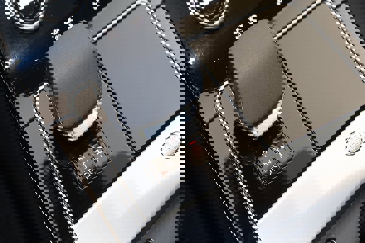 Used 2021 Land Rover Range Rover Velar R-Dynamic S image 7