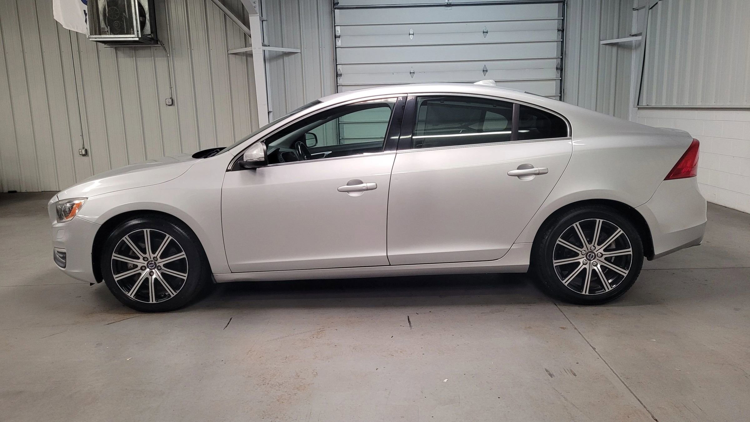 Used 2016 Volvo S60 T5 Inscription Platinum image 3