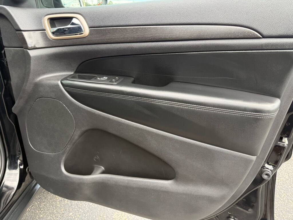 Used 2017 Jeep Grand Cherokee Laredo w/ Quick Order Package 23E image 26