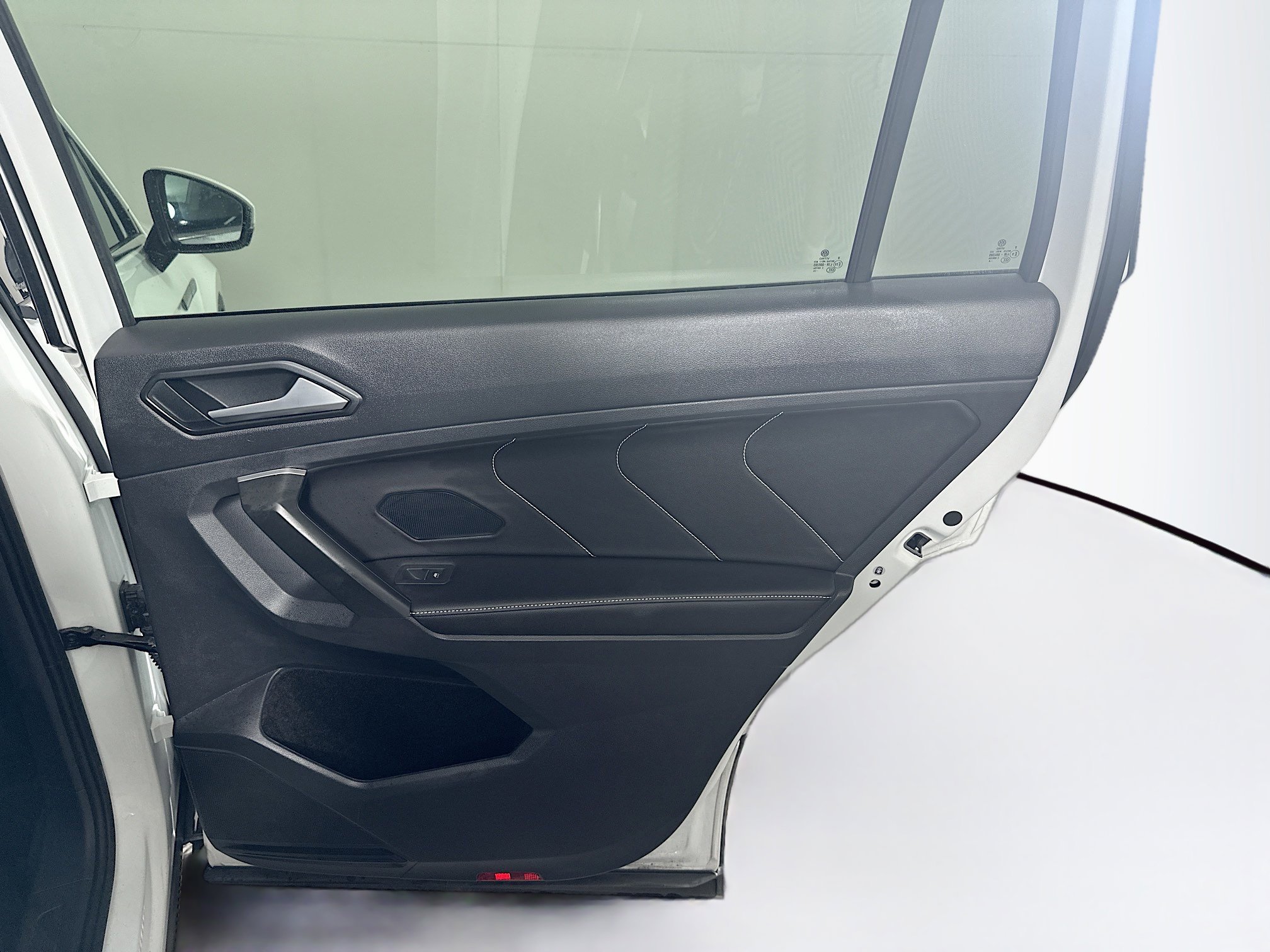 Used 2024 Volkswagen Tiguan SE image 31