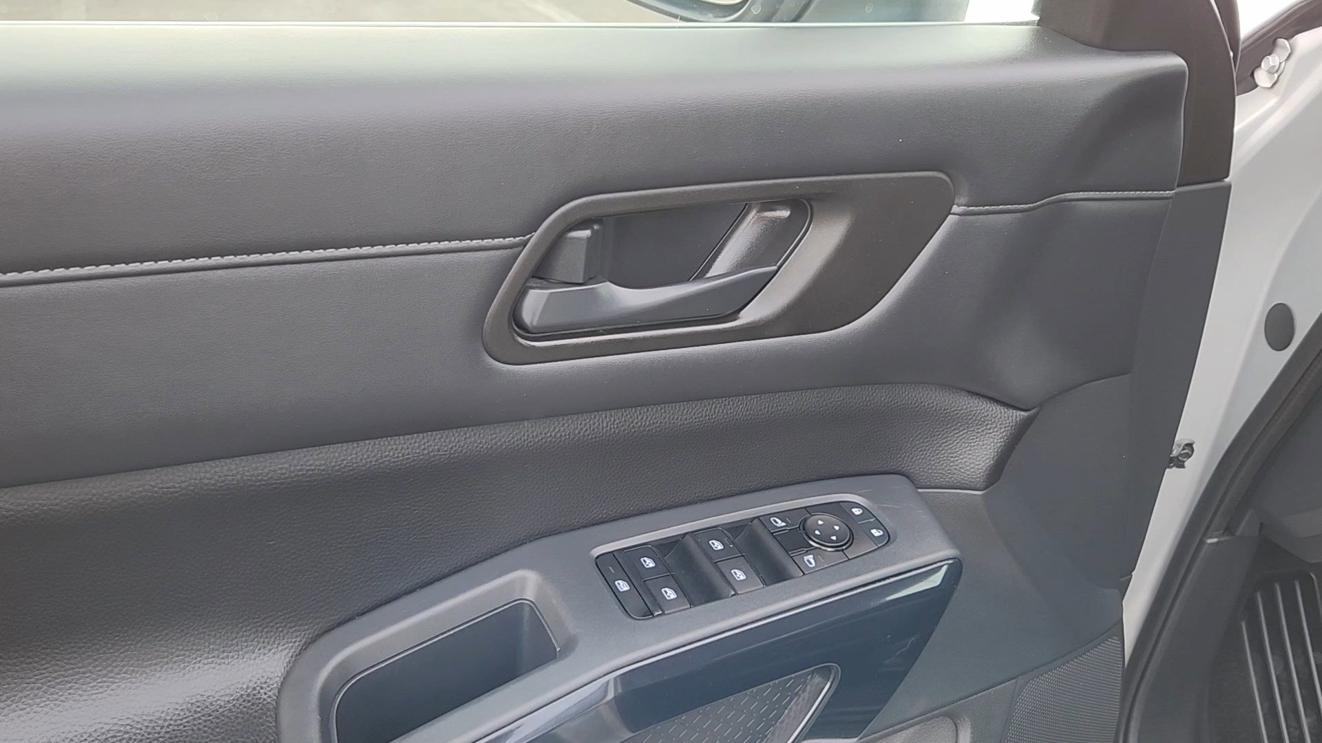 Used 2024 Nissan Pathfinder SV image 7