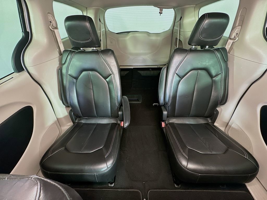 Used 2024 Chrysler Pacifica Touring-L image 13