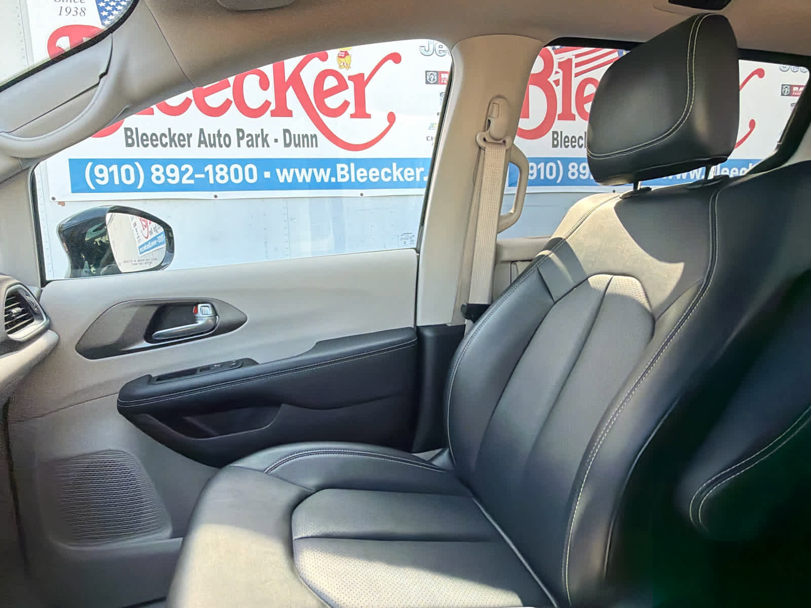 Used 2024 Chrysler Pacifica Touring-L FWD image 29