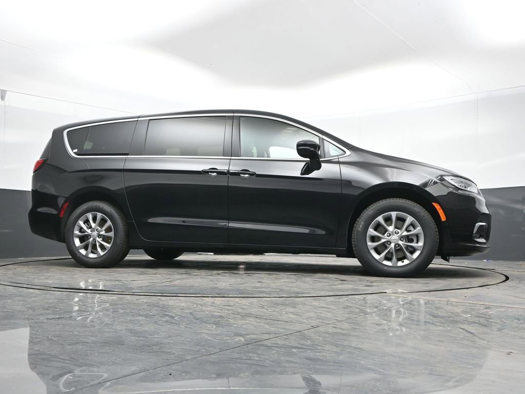 New 2026 Chrysler Pacifica Select AWD/4WD image 41