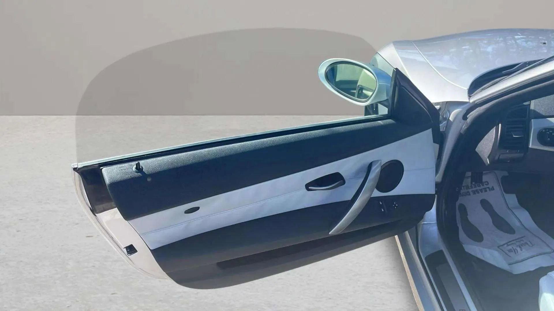 Used 2005 BMW Z4 2.5i image 11