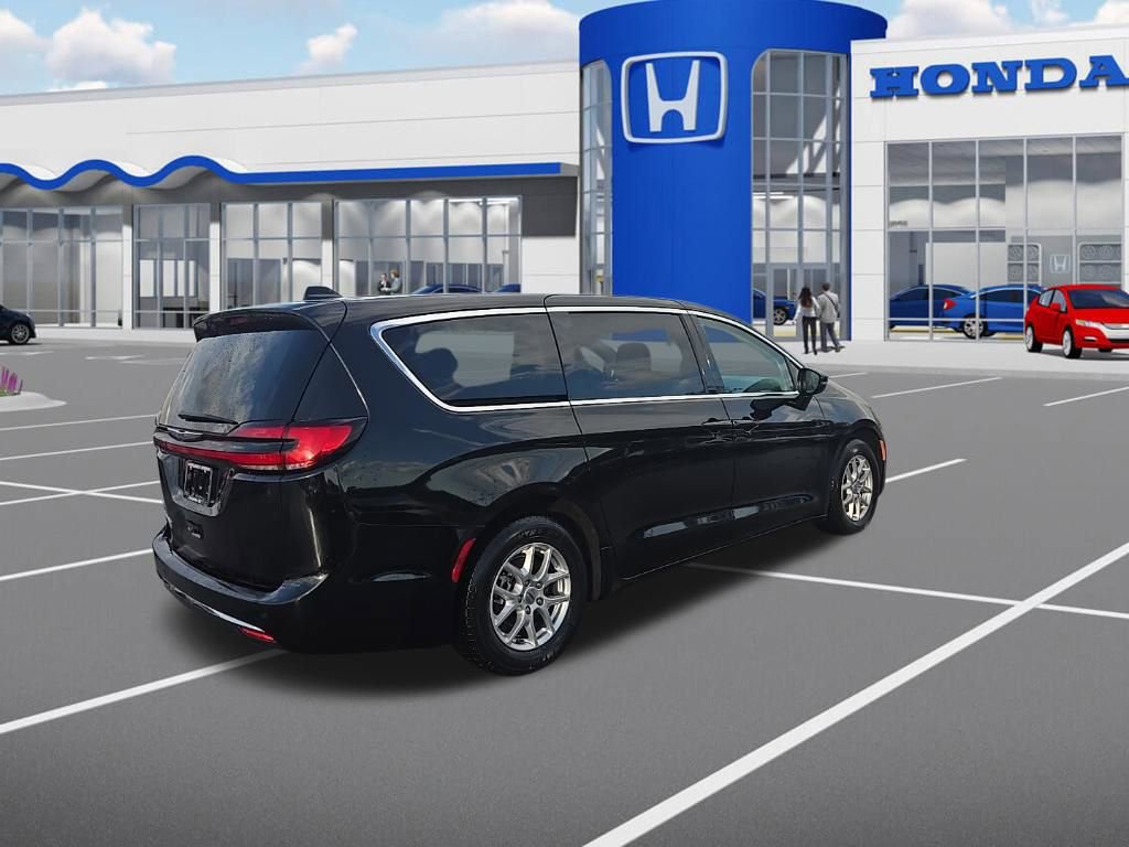 Used 2024 Chrysler Pacifica Touring-L image 9