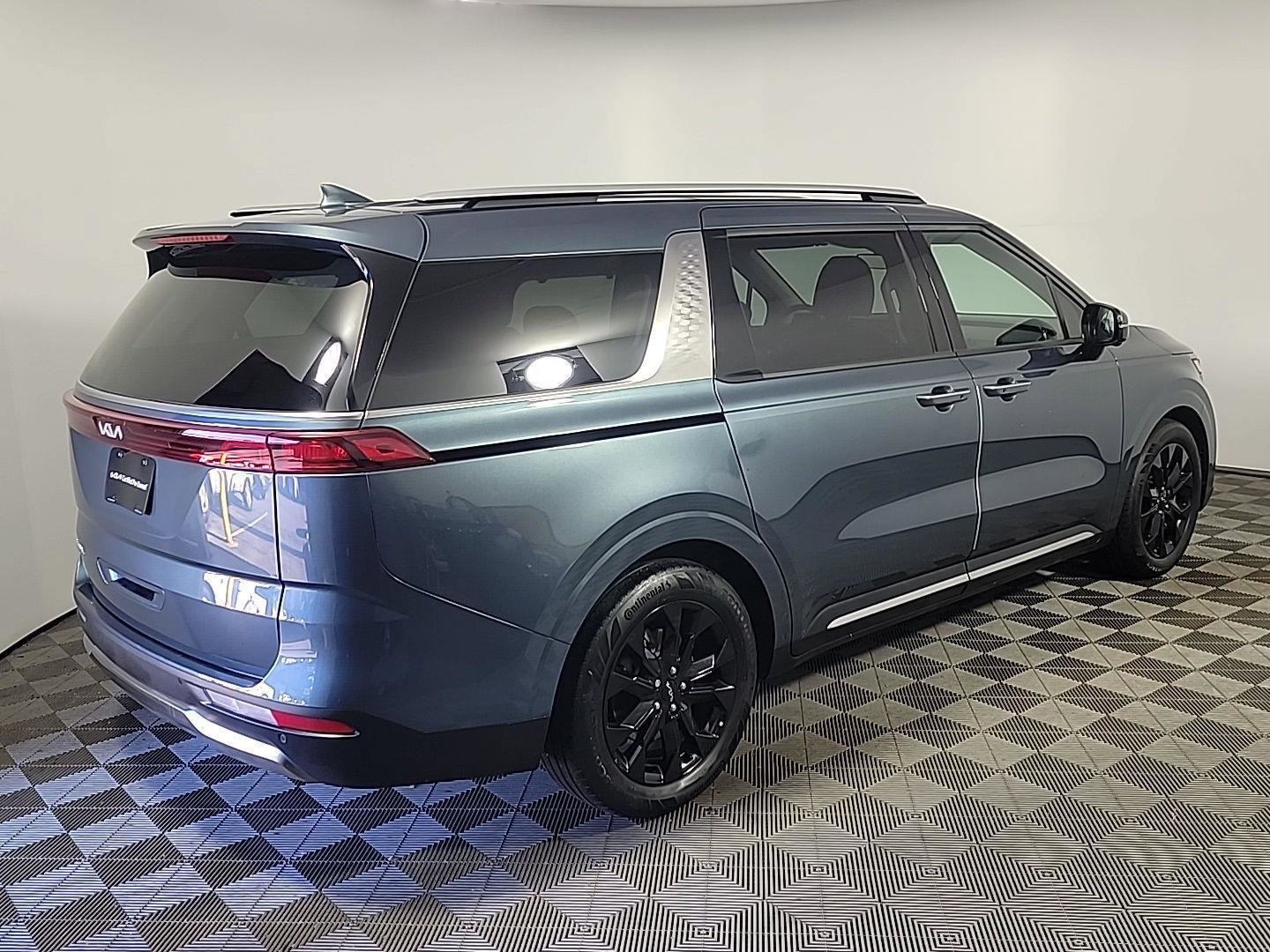 Used 2024 Kia Carnival SX image 4