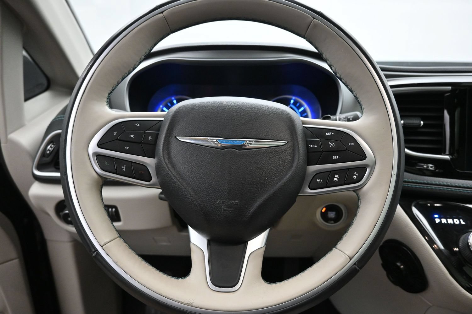 Used 2018 Chrysler Pacifica Limited w/ Advanced Safetytec Group FWD image 13