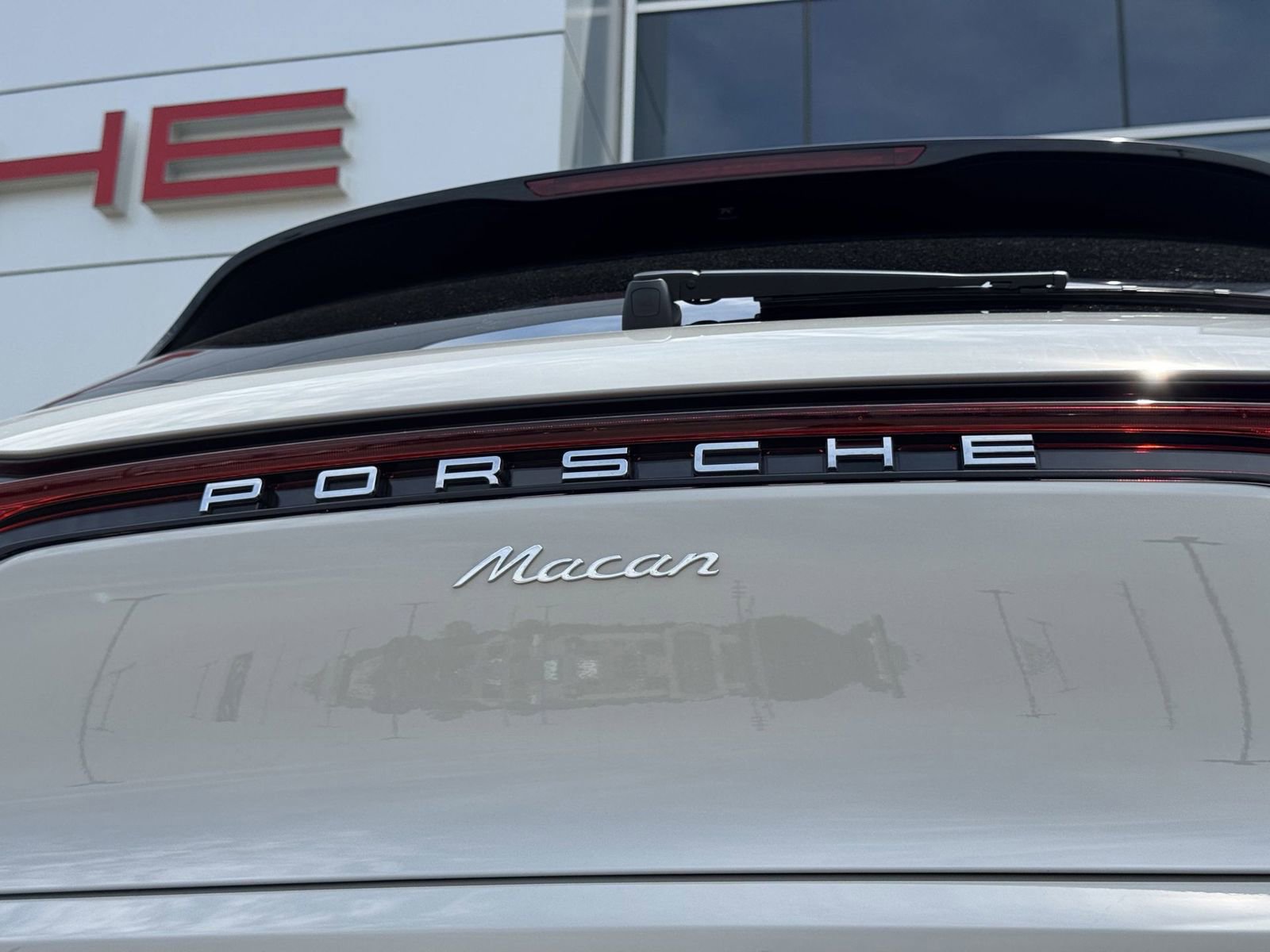 Certified 2025 Porsche Macan AWD/4WD image 12