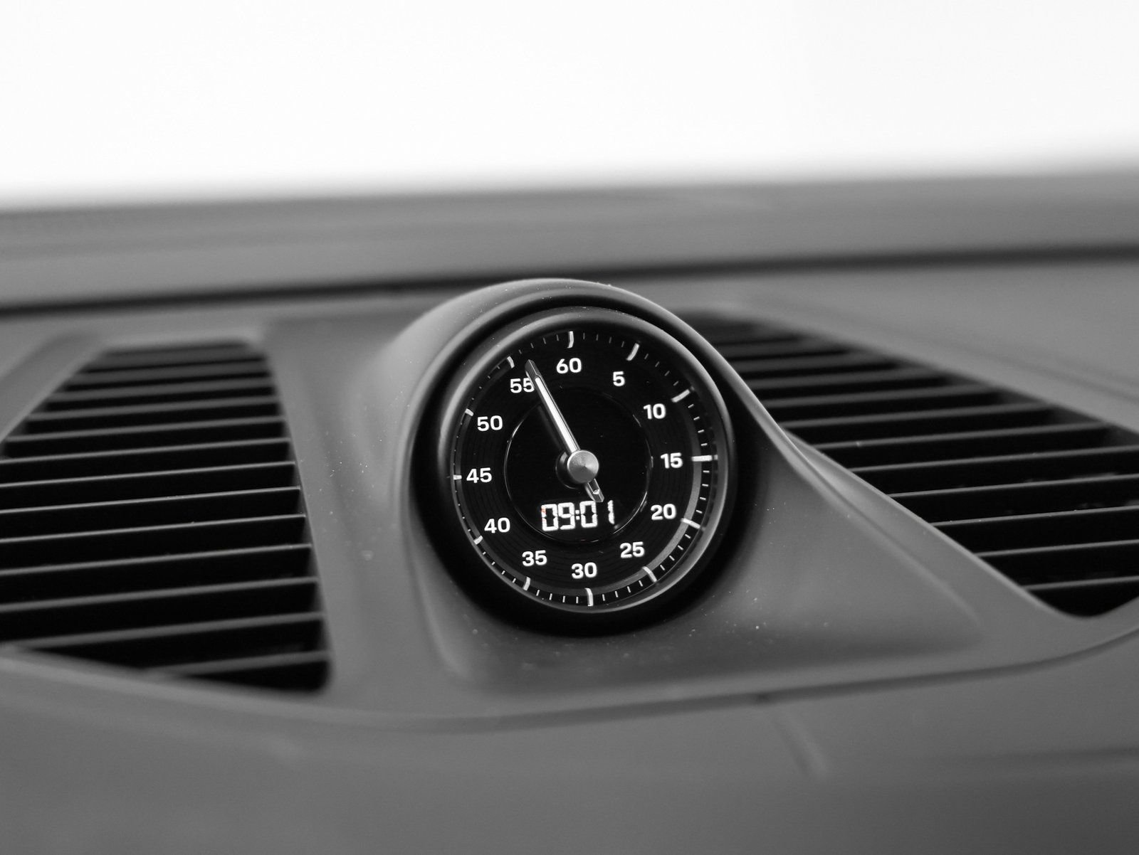 New 2026 Porsche Macan 4 Electric image 43