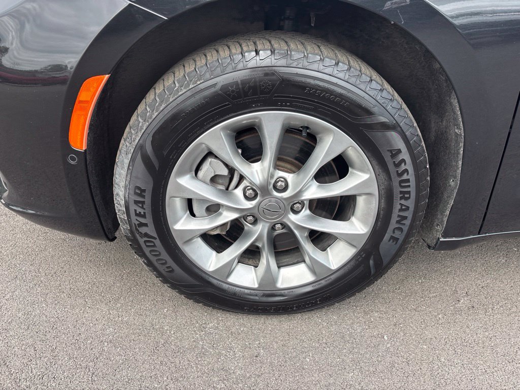 Used 2023 Chrysler Pacifica Touring-L AWD/4WD image 10
