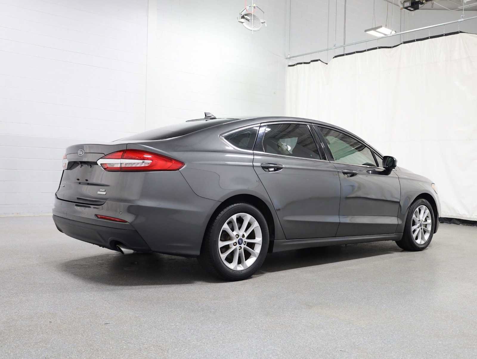 Used 2019 Ford Fusion SE FWD image 9