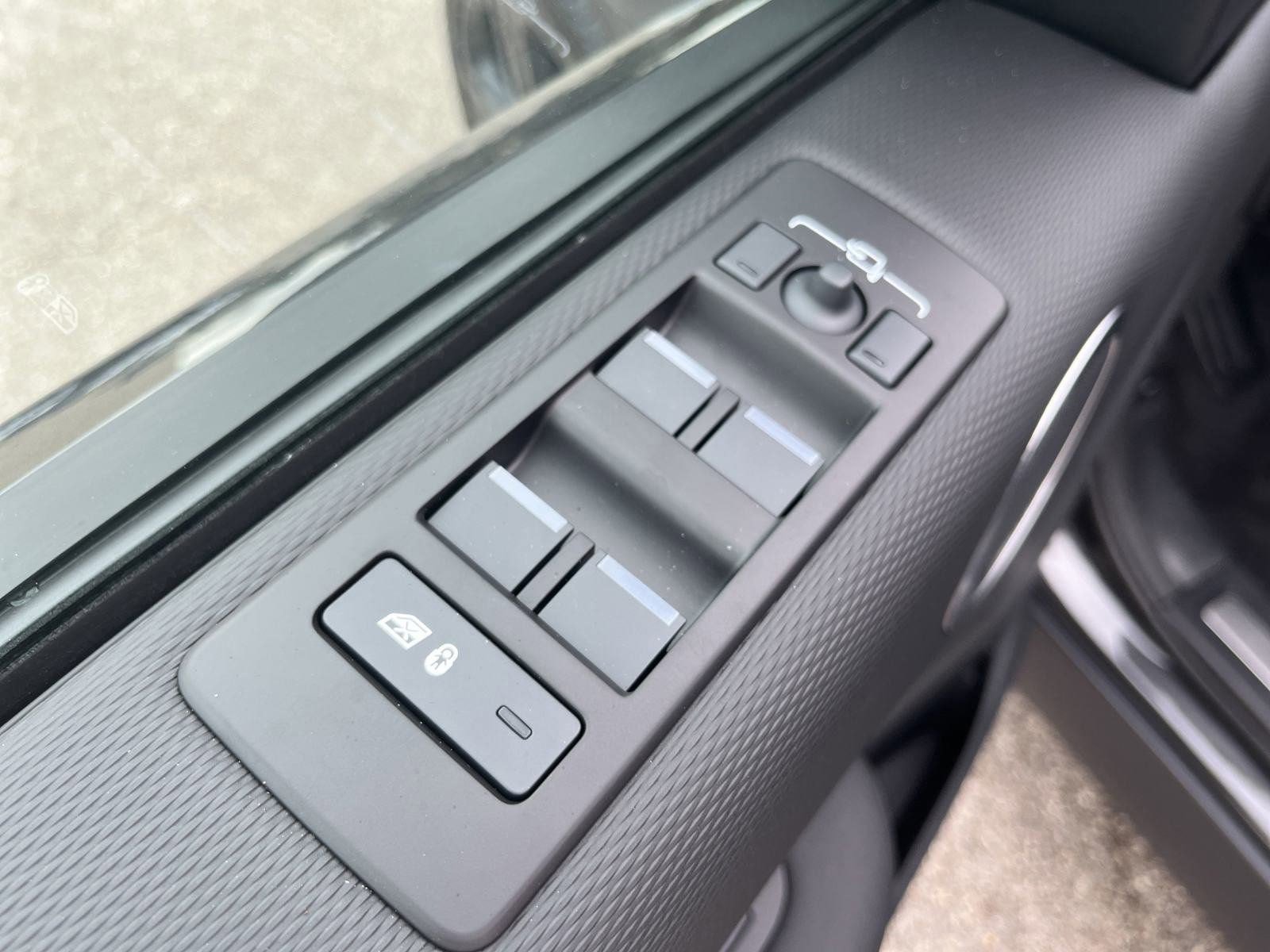 Used 2025 Land Rover Discovery Dynamic SE AWD/4WD image 11