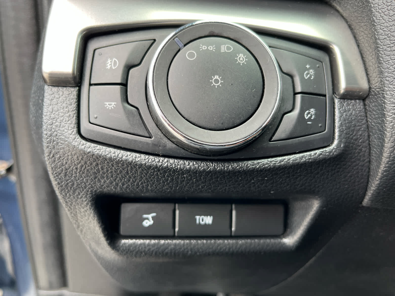 Used 2018 Ford Explorer XLT w/ Equipment Group 201A AWD/4WD image 12