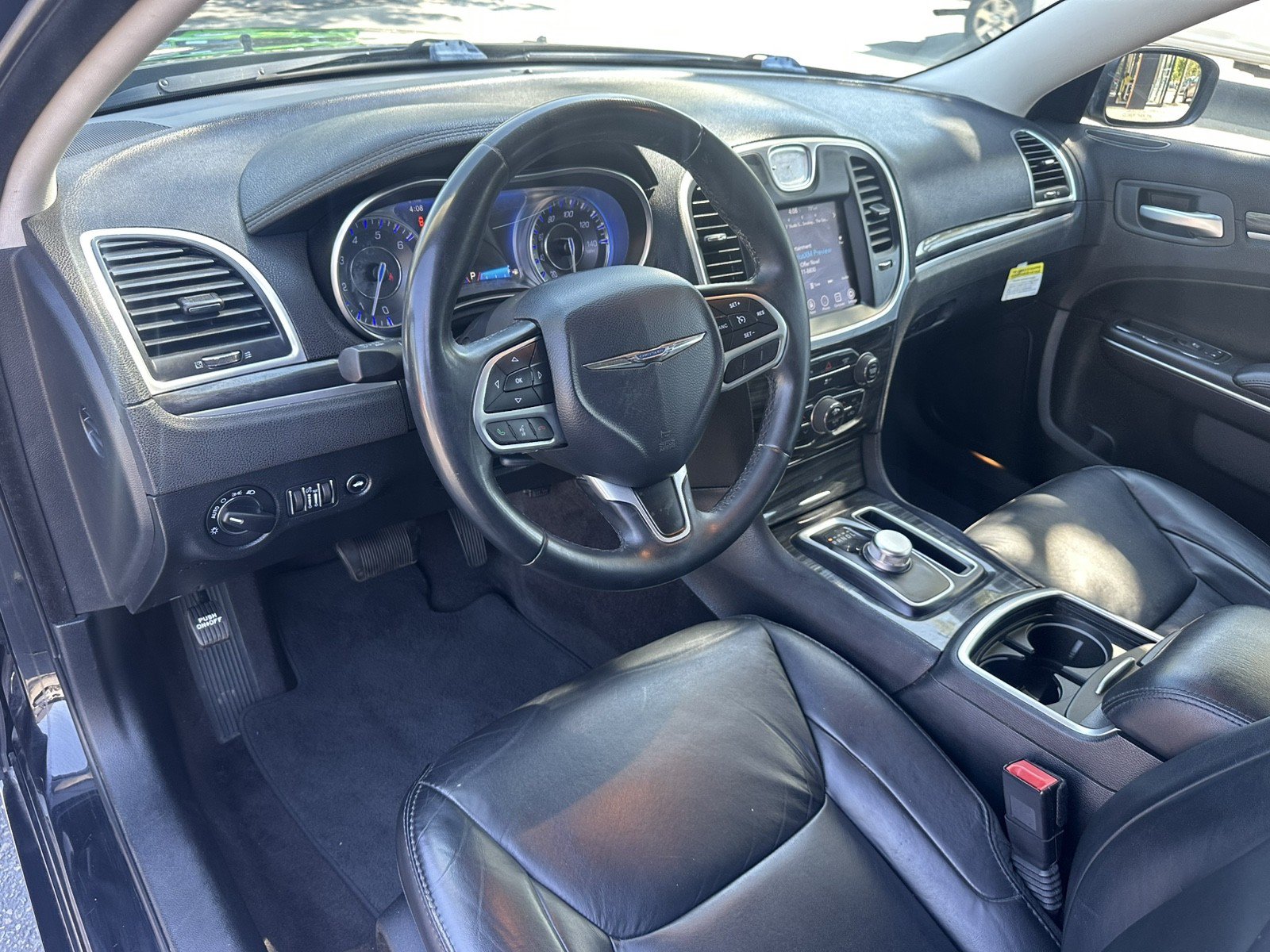 Used 2017 Chrysler 300 Limited RWD image 18