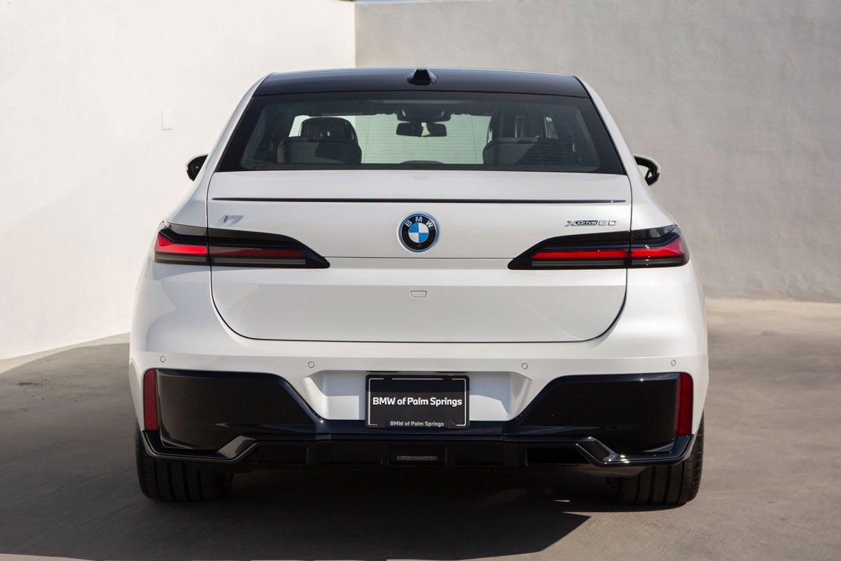 Used 2025 BMW i7 xDrive60 w/ Executive Package AWD/4WD image 7