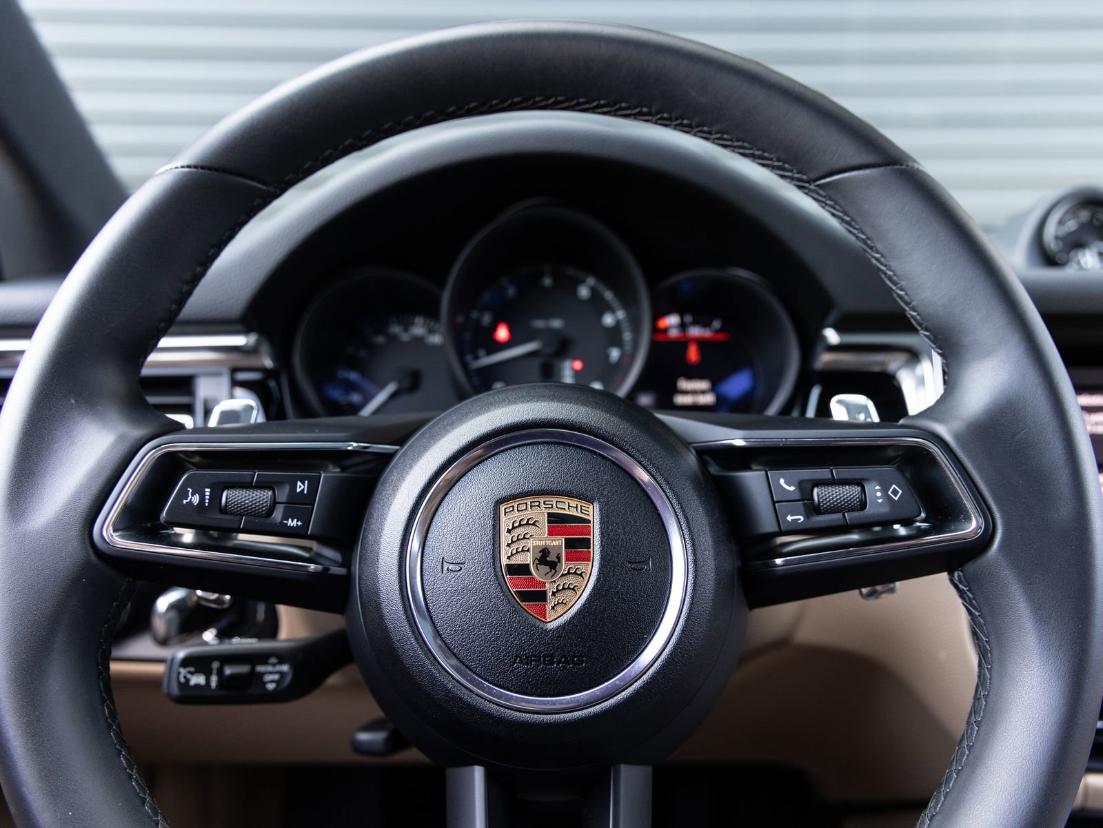 Certified 2025 Porsche Macan AWD/4WD image 14