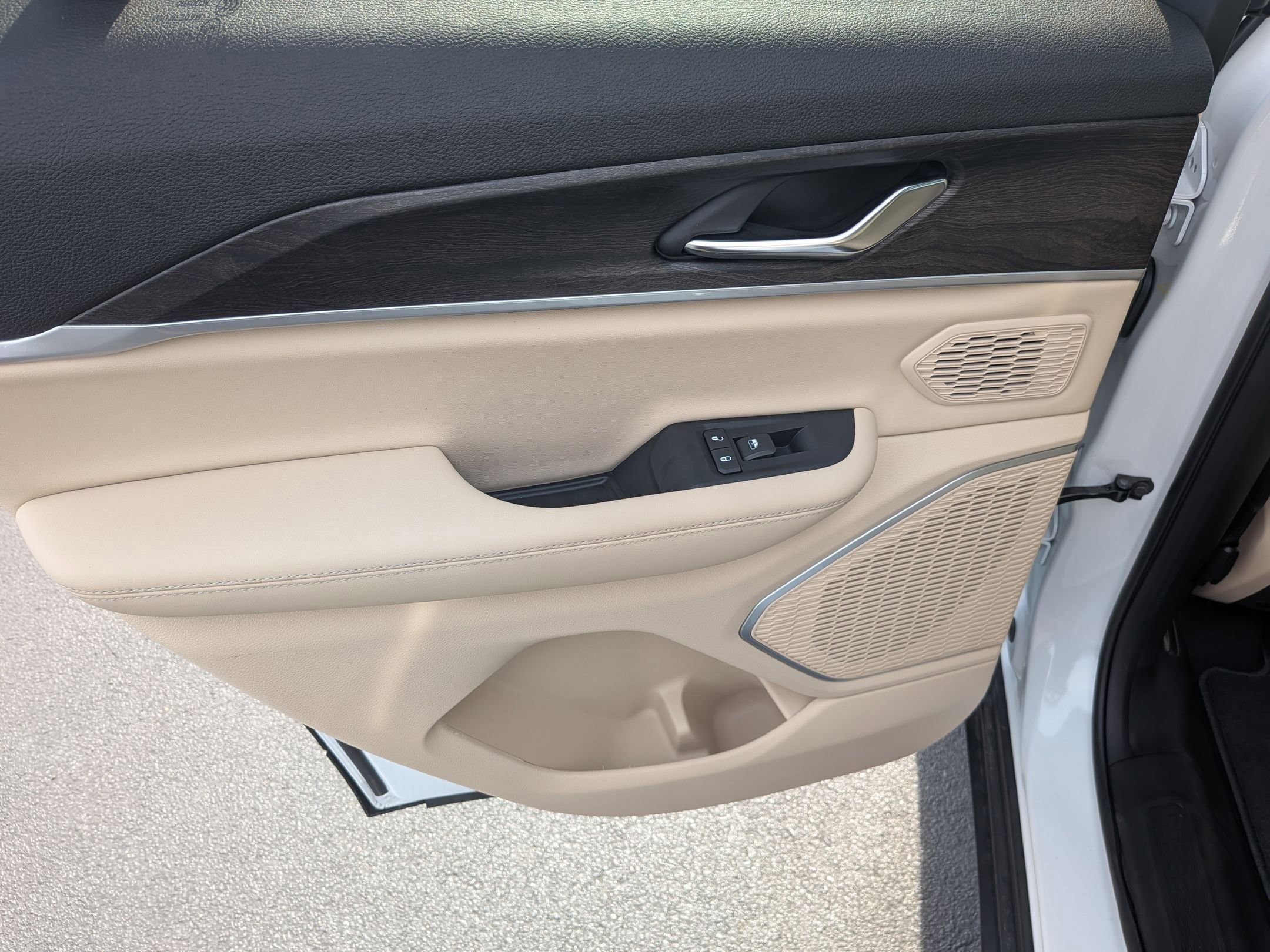 New 2026 Jeep Grand Cherokee Limited w/ Luxury Tech Group II RWD image 27