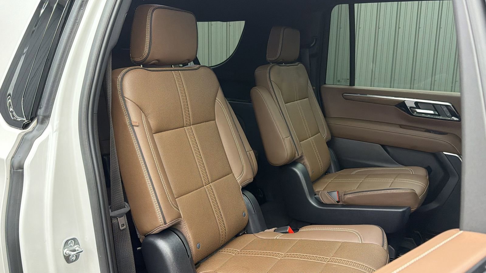 Used 2025 Chevrolet Suburban High Country image 38