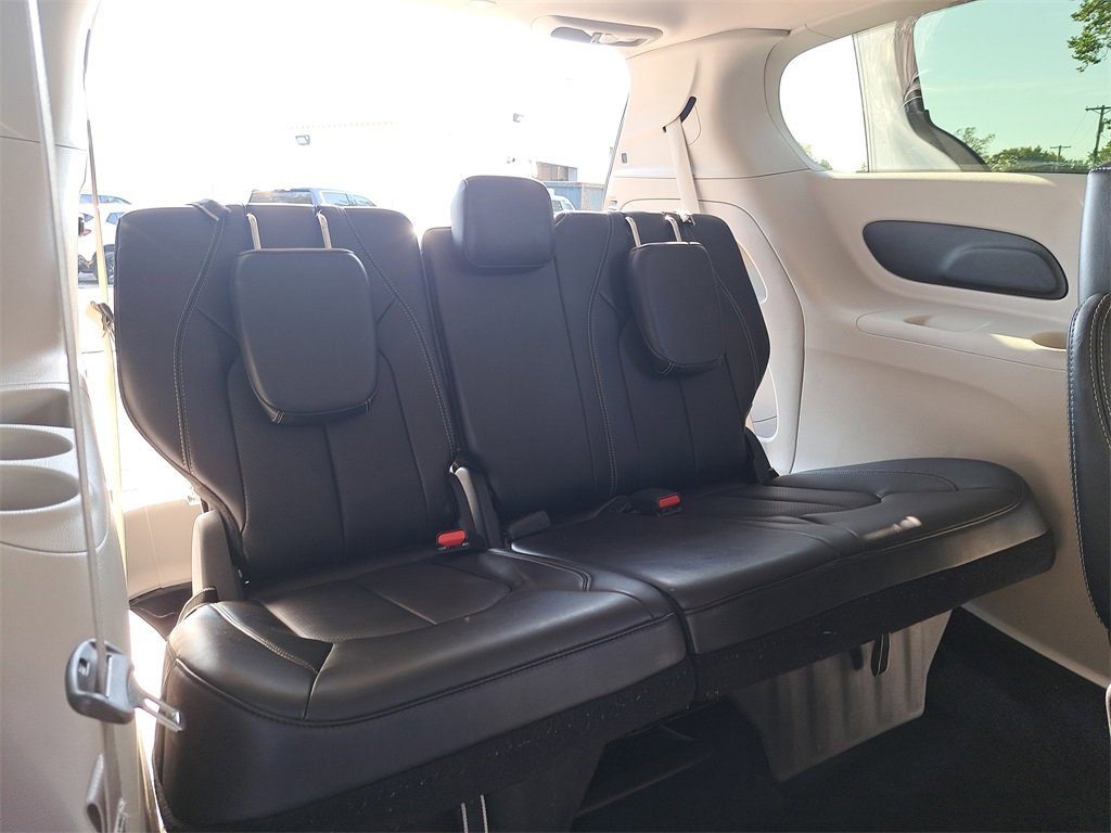 Used 2024 Chrysler Pacifica Touring-L image 12