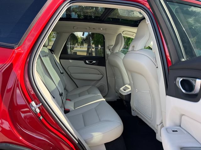 Certified 2024 Volvo XC60 B5 Plus AWD/4WD image 17
