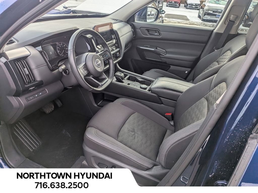 Used 2025 Nissan Pathfinder SV image 9