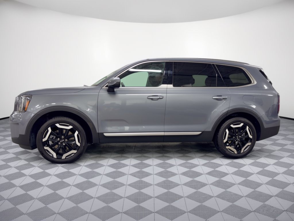 Used 2024 Kia Telluride EX w/ EX Captain's Chair Package FWD image 2