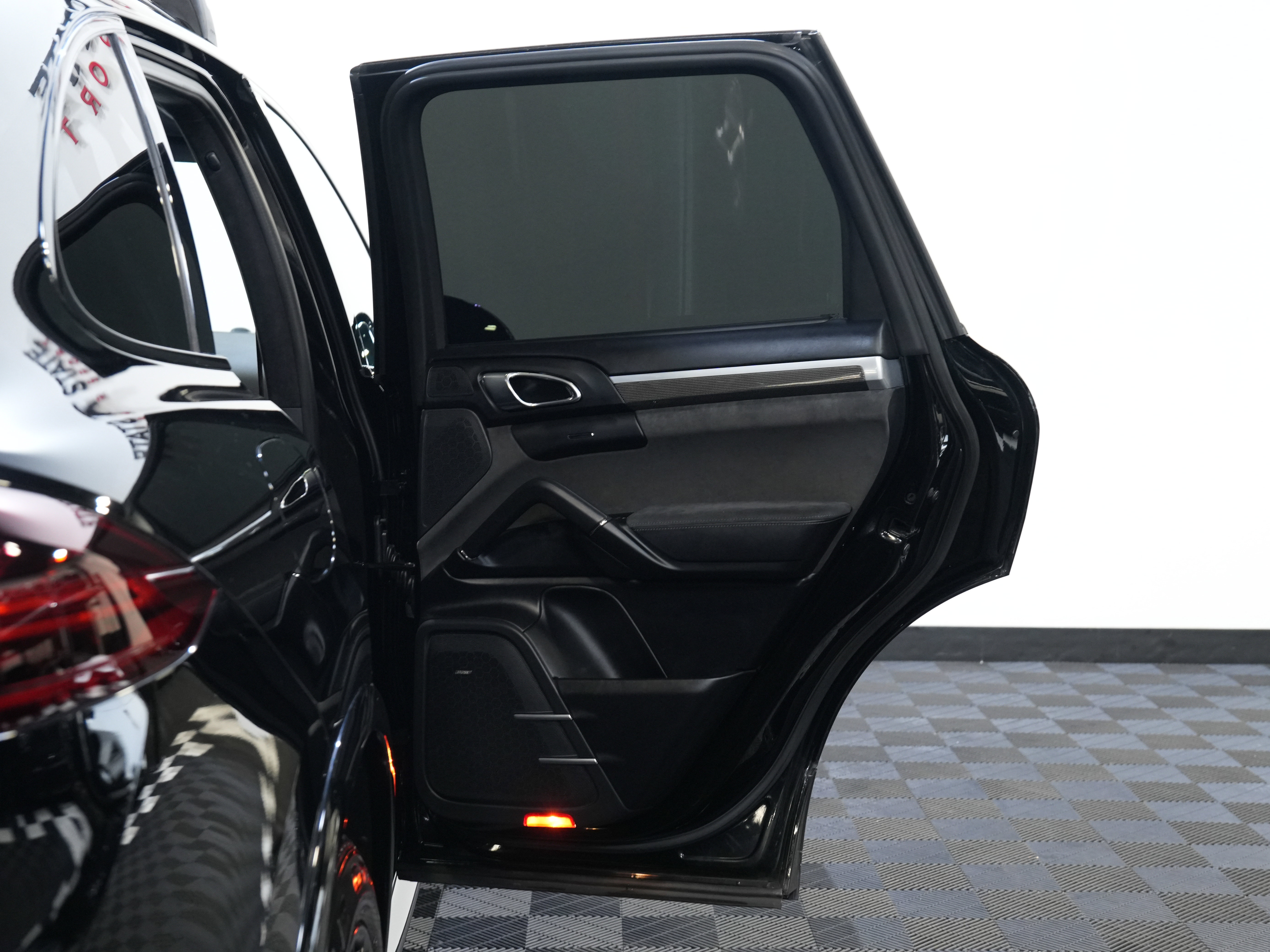 Used 2016 Porsche Cayenne GTS image 27