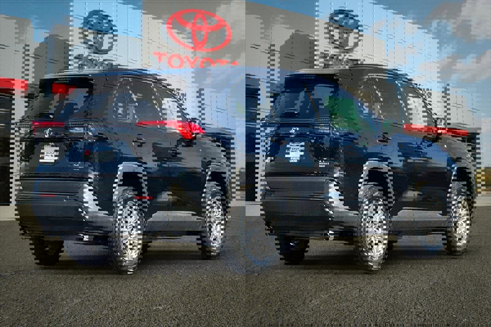 Used 2022 Toyota RAV4 LE image 3