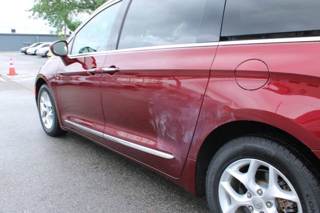Used 2017 Chrysler Pacifica Touring-L w/ Tire & Wheel Group FWD image 43